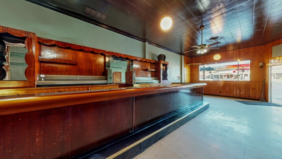 More Photos Of 209 S Main St, Jefferson General Retail For Sale