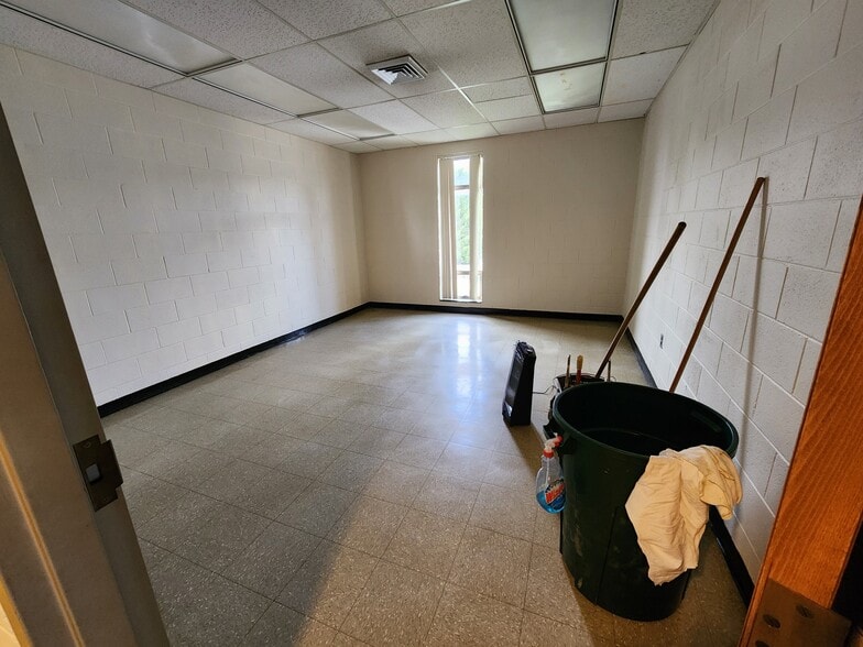 More Photos Of 200 E Fudge St, Covington Specialty For Sale