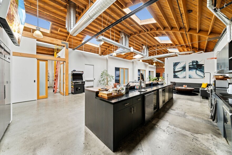More Photos Of 2014-2058 Broadway, Santa Monica Loft Creative Space For Lease