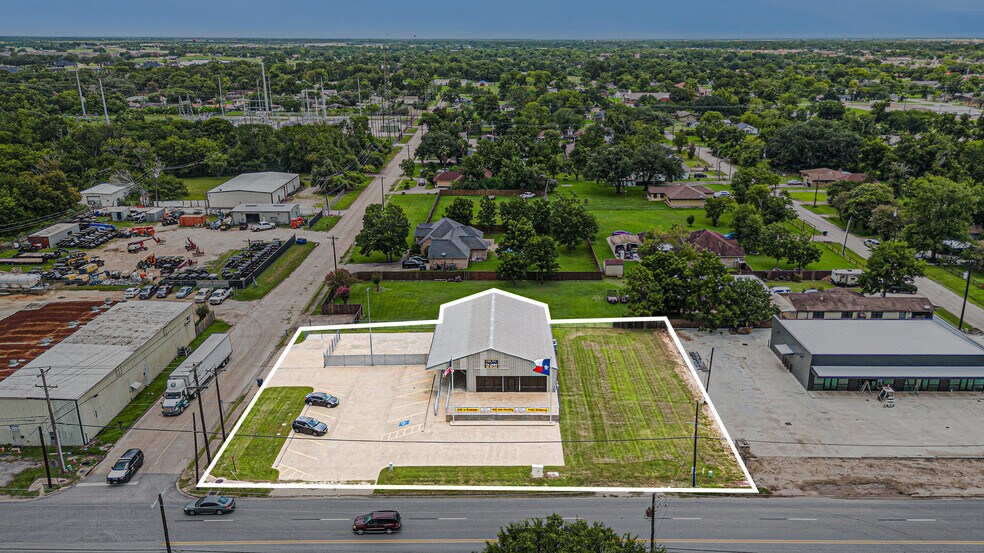 More Photos Of 110 N Walker St, Angleton Warehouse For Lease