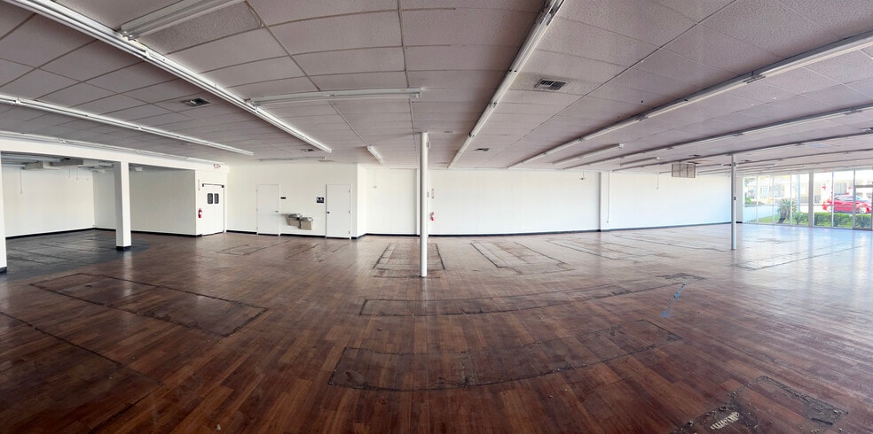 More Photos Of 1746 E Silver Springs Blvd, Ocala Freestanding For Lease