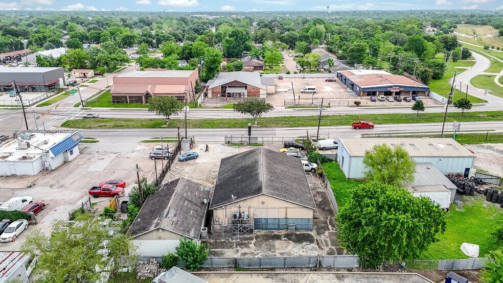 More Photos Of 14206 S Post Oak Rd, Houston General Retail For Sale