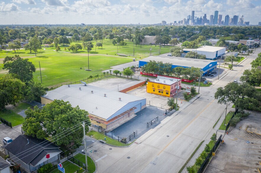 More Photos Of 1624 Airline Dr, Houston Warehouse For Sale