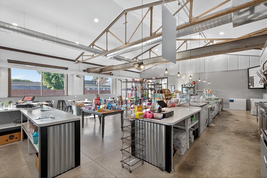 More Photos Of 51 N Main St, Manheim General Retail For Sale