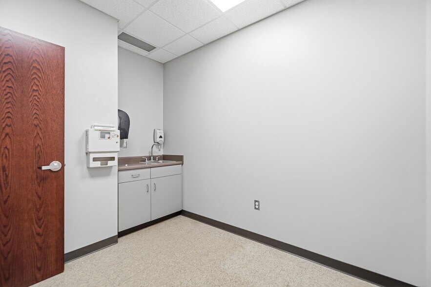 More Photos Of 375 N Eastown Rd, Lima Medical For Lease