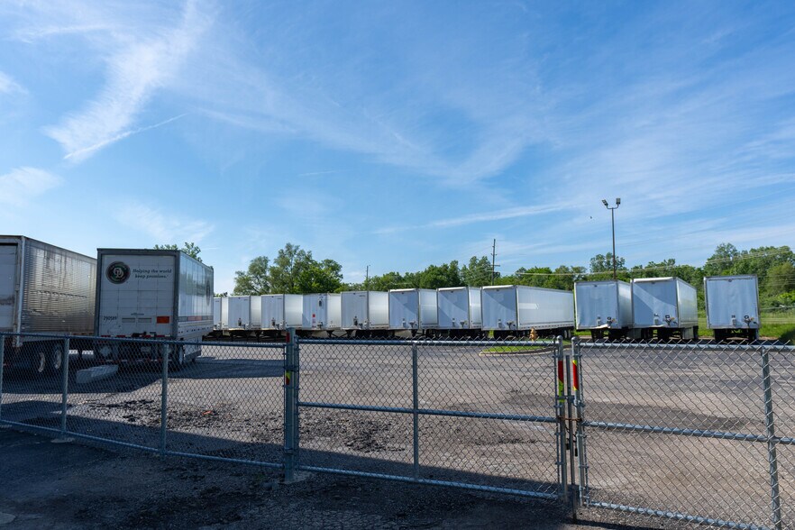 More Photos Of 5400 Perry Dr, Waterford Distribution For Lease