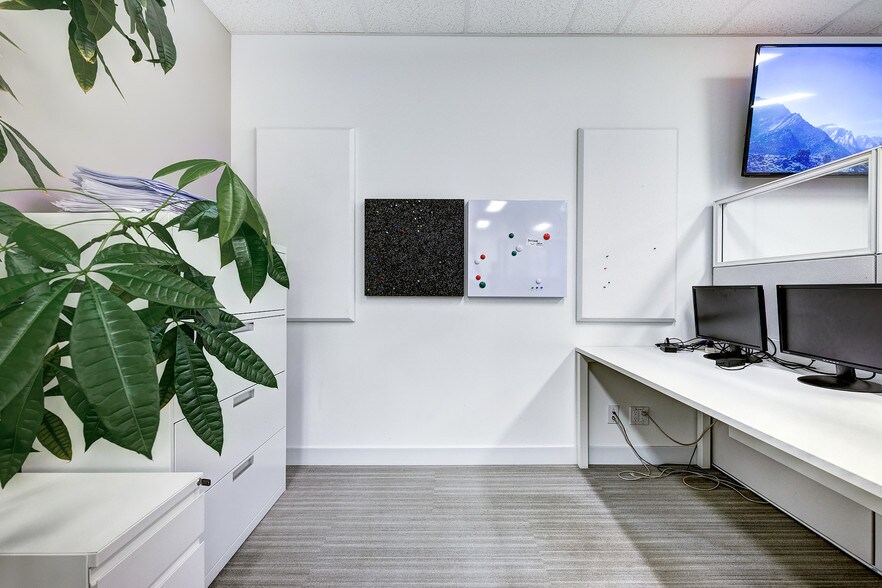 More Photos Of 3500 Boul de Maisonneuve O, Westmount Office Residential For Lease