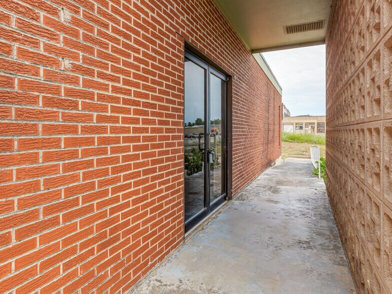 More Photos Of 111 N 4th St, Seminole Office For Sale