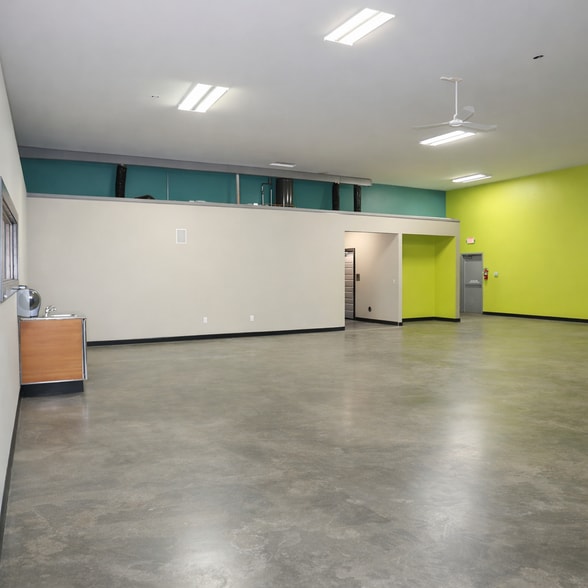 More Photos Of 935 Boyson Ct, Hiawatha Flex For Lease