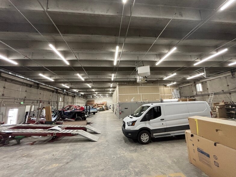 More Photos Of 3000-3066 S Platte River Dr, Englewood Warehouse For Lease