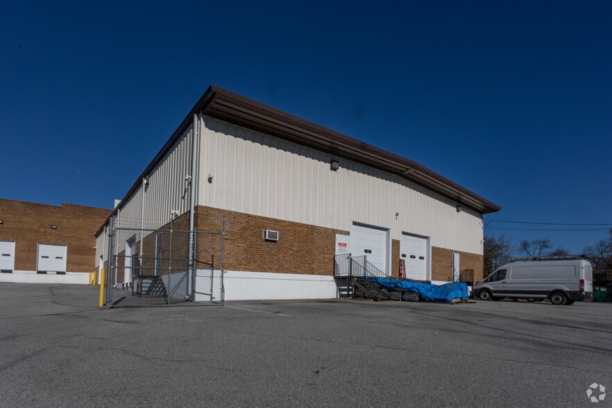 More Photos Of 4801-4825 Benson Ave, Arbutus Warehouse For Lease