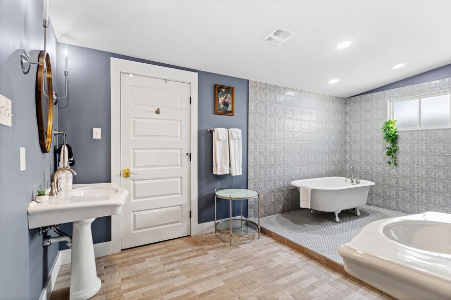 More Photos Of 782 Water St, Biloxi Office For Sale