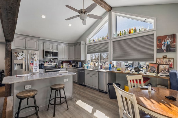 More Photos Of 7813 Buffalo Ave, Niagara Falls Showroom For Sale