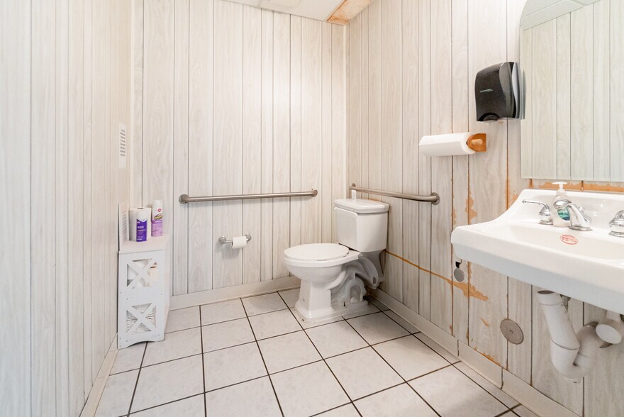 More Photos Of 204 5th St, Orlando Industrial For Sale