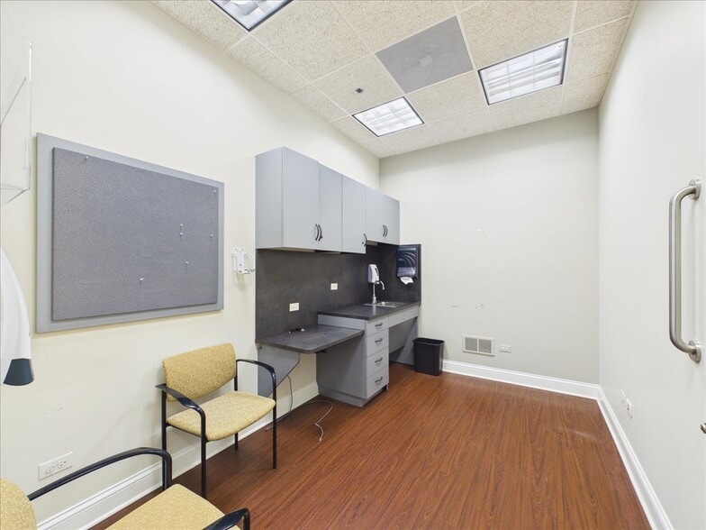 More Photos Of 420 W Northwest Hwy, Barrington Unknown For Lease