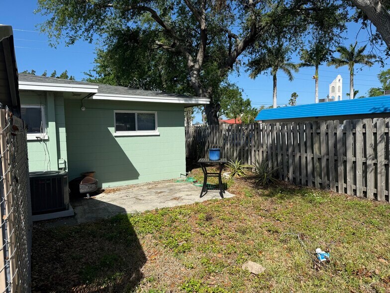 More Photos Of 3111 26th St W, Bradenton Flex For Sale