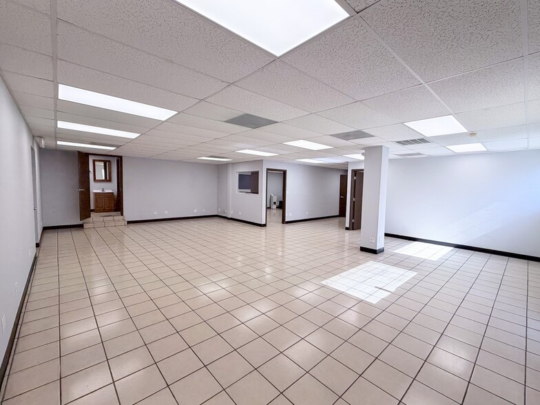 More Photos Of 9600 N I-35, San Antonio Showroom For Lease