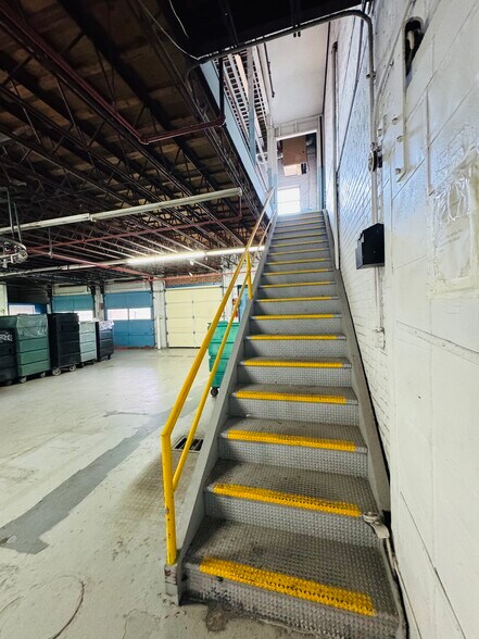 More Photos Of 426 W 4th St, London Warehouse For Sale