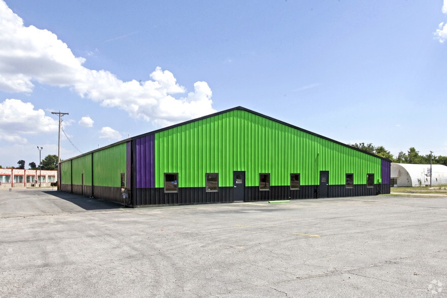 More Photos Of 108 N Lincoln Dr, Troy Warehouse For Sale