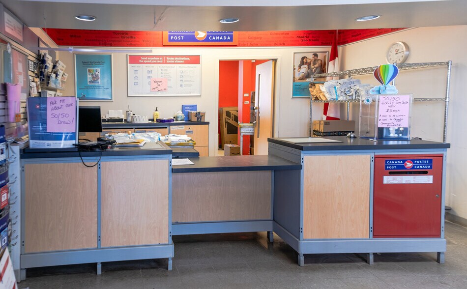 More Photos Of 105-235 Front St, Tumbler Ridge Office For Sale