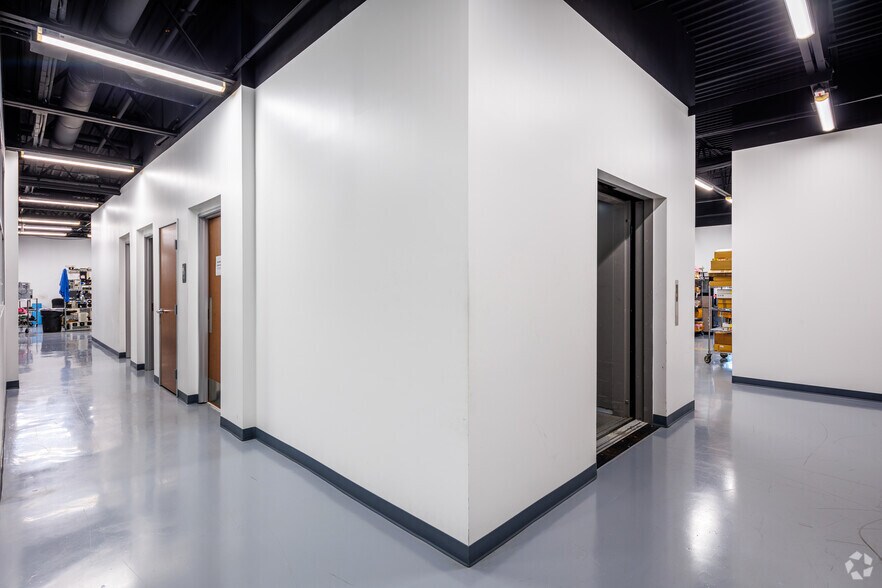 More Photos Of 4050 Premier Dr, Plano Light Manufacturing For Lease