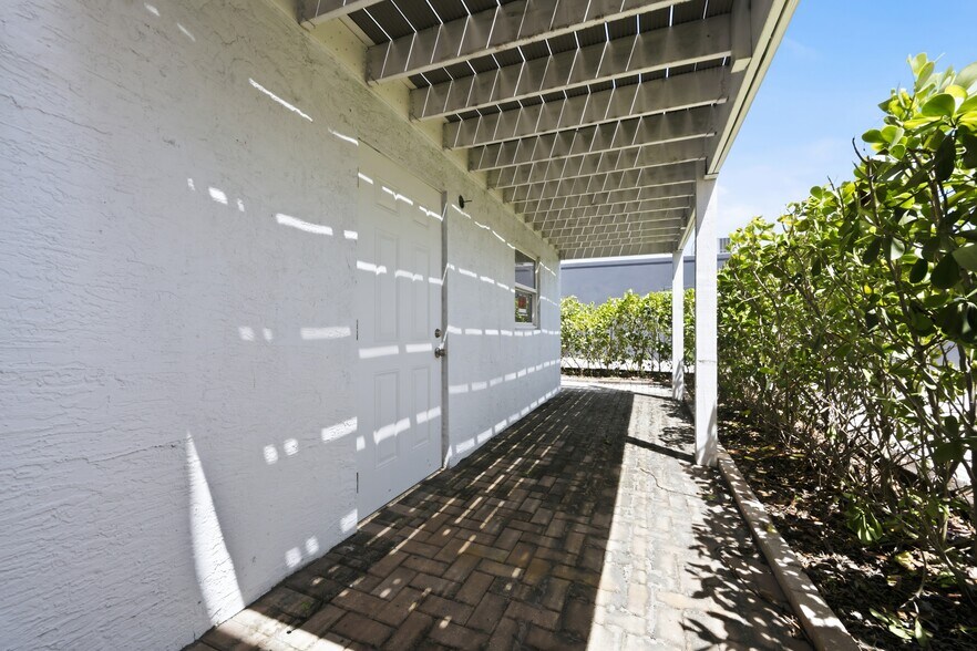 More Photos Of 527 N Dixie Hwy, Lake Worth Bar For Sale