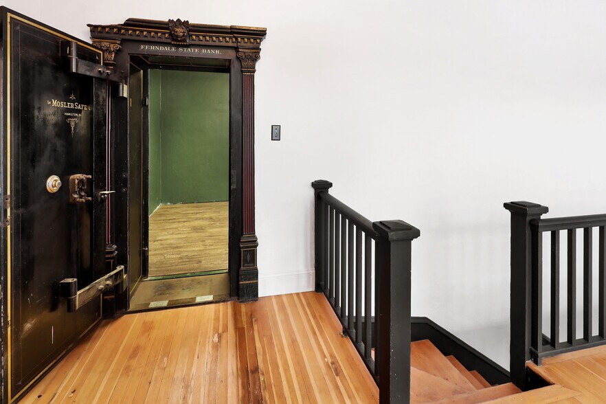 More Photos Of 2046 Main St, Ferndale Bank For Lease