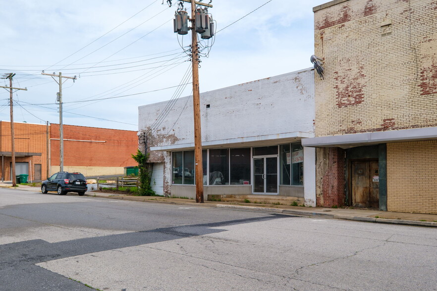 More Photos Of 322 W Main St, Waynesboro General Retail For Sale