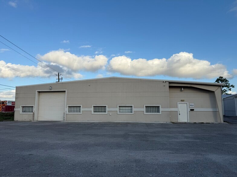 More Photos Of 9041 Wingtip Dr, Houston Warehouse For Lease