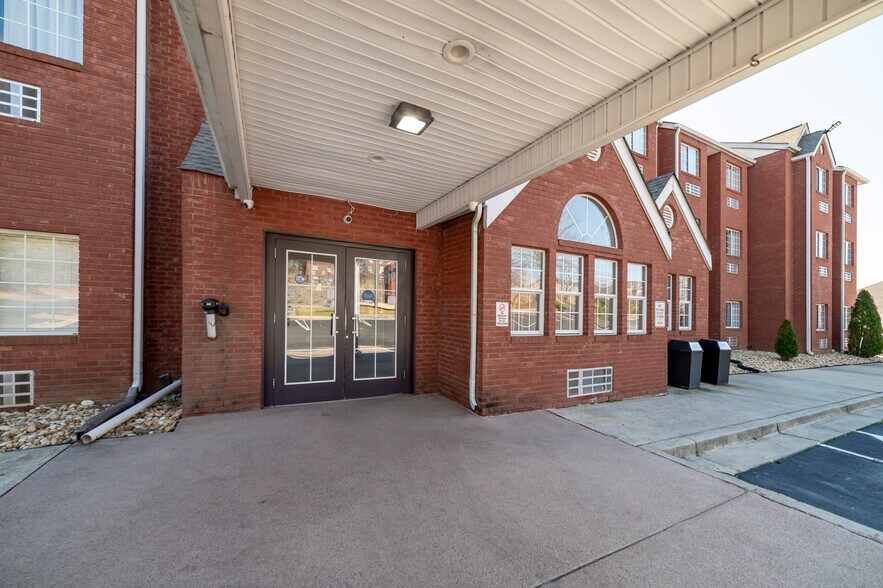 More Photos Of 195 Country Club Dr, Stockbridge Hotel For Sale