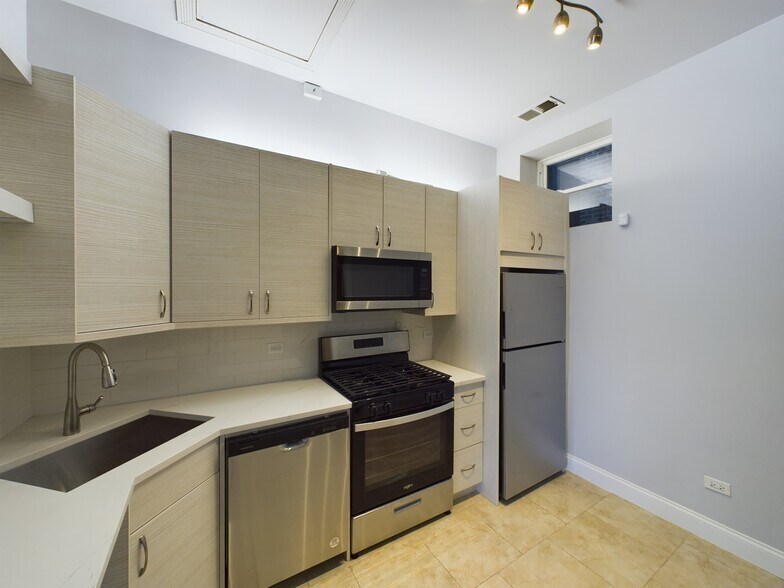 More Photos Of 2064 N Western Ave, Chicago Storefront Retail Residential For Lease