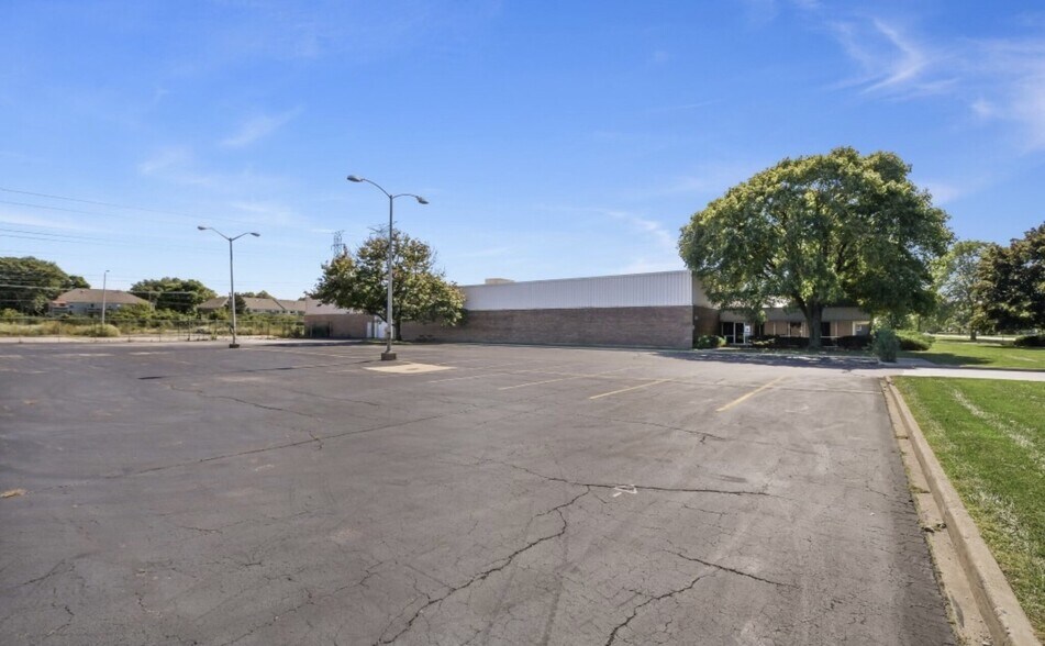 More Photos Of 333 W Washington Blvd, Mundelein Manufacturing For Sale