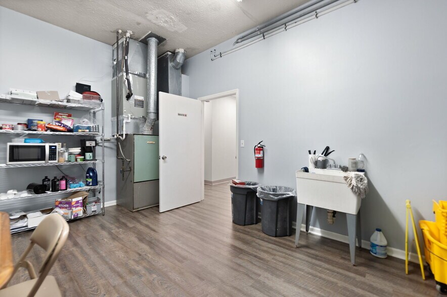 More Photos Of 725 S Main St, London Medical For Sale