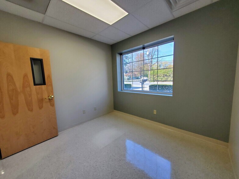 More Photos Of 238 Bay St, Queensbury Showroom For Lease