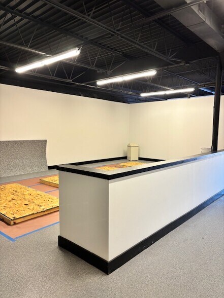 More Photos Of 15103-15129 Industrial Rd, Omaha Showroom For Lease