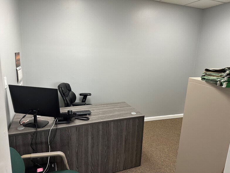 More Photos Of 403 E Wood St, Paris Office For Lease