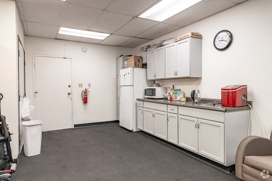More Photos Of 1247 Brooks St, Ontario Land For Lease