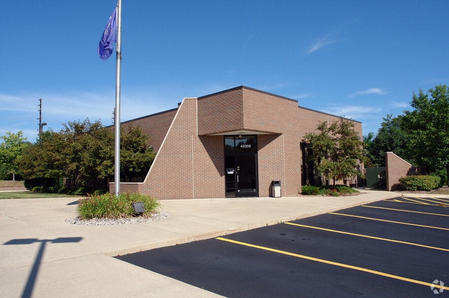 More Photos Of 23890 Novi Rd, Novi Bank For Sale