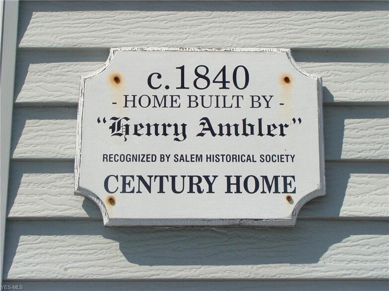 More Photos Of 890 E State St, Salem Flex For Sale