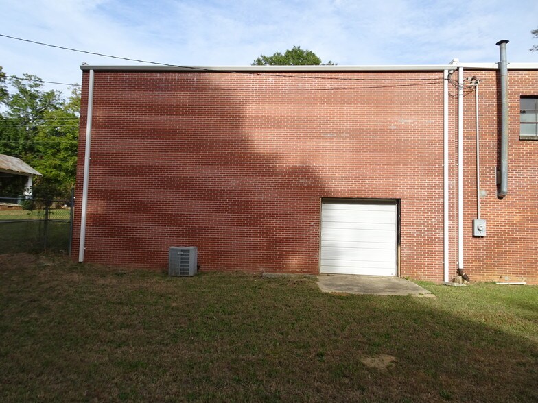 More Photos Of 910 Edgefield St, Greenwood Light Distribution For Sale