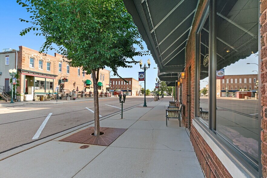 More Photos Of 112 S Maple St, Sycamore Restaurant For Sale