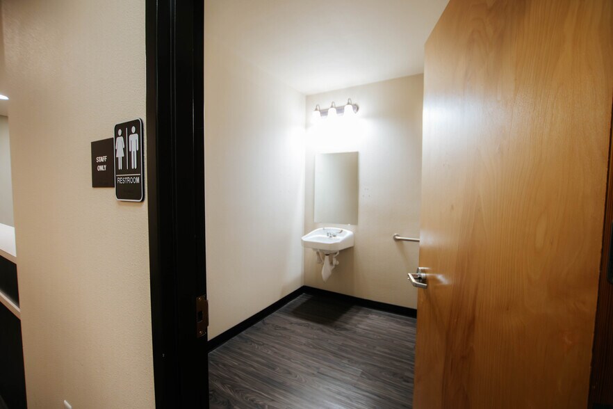 More Photos Of 9870 N Gateway Blvd, El Paso Office For Lease