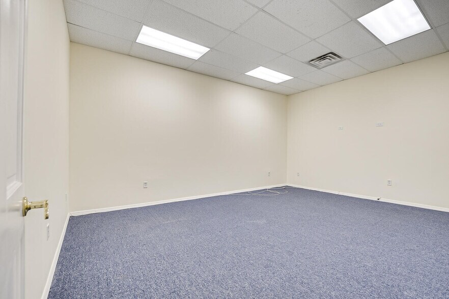 More Photos Of 22 Meridian Rd, Edison Medical For Sale