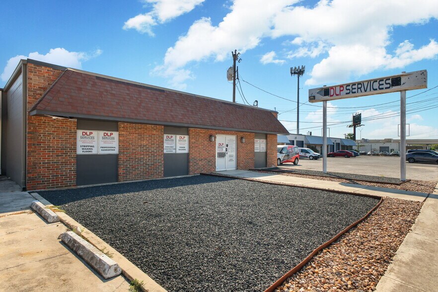 More Photos Of 8402 Speedway Dr, San Antonio Warehouse For Sale