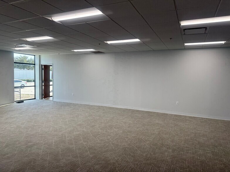 More Photos Of 14327 Gillis Rd, Dallas Distribution For Lease