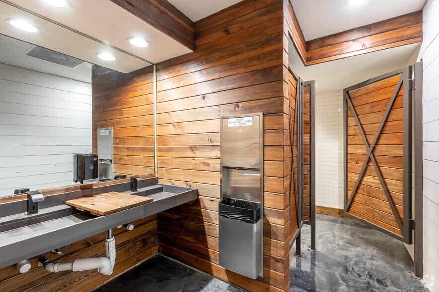 More Photos Of 13747 Montfort Dr, Dallas Loft Creative Space For Lease