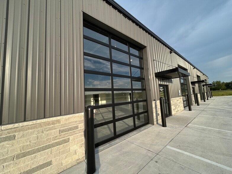 More Photos Of 23911 Southwest St, Waterloo Light Manufacturing For Lease