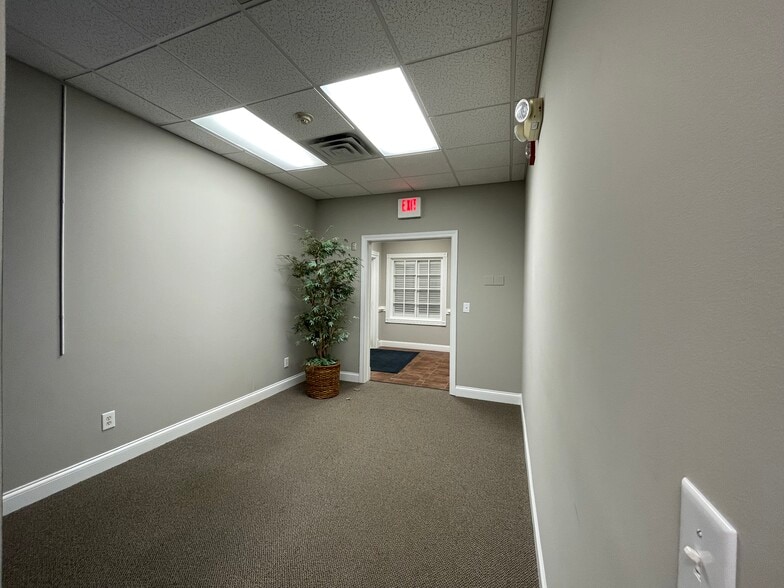 More Photos Of 100 Colony Park Dr, Cumming Bank For Lease