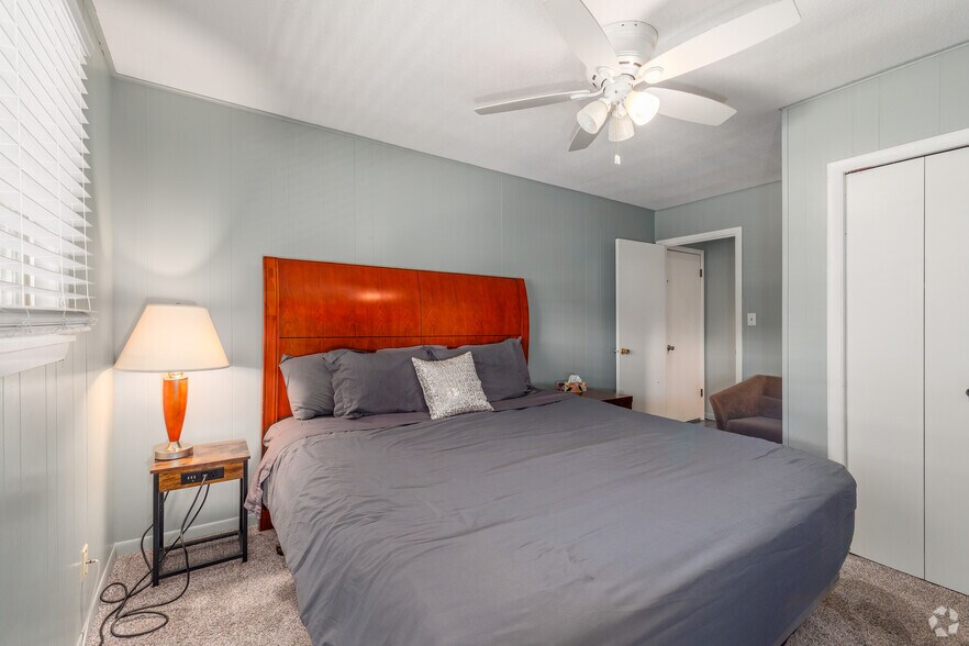 More Photos Of 1062 Susan Rd, Lake Ozark Hotel For Sale