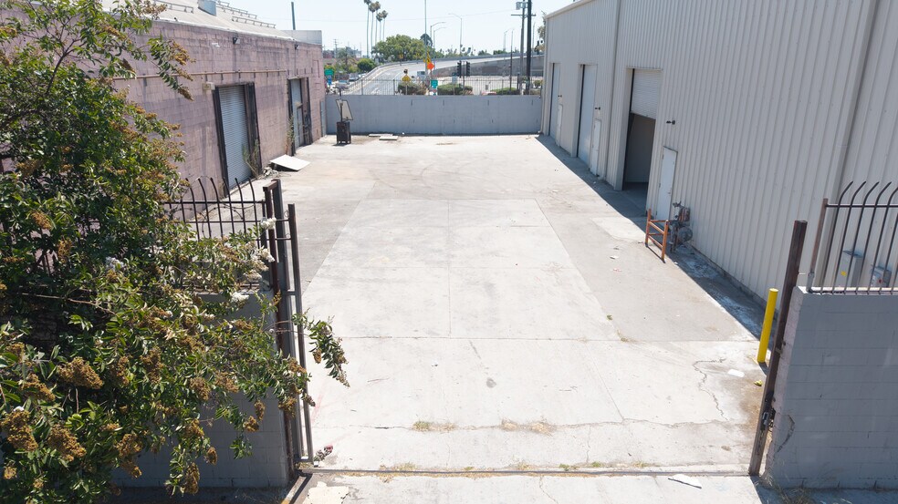 More Photos Of 326-330 W 58th St, Los Angeles Warehouse For Sale